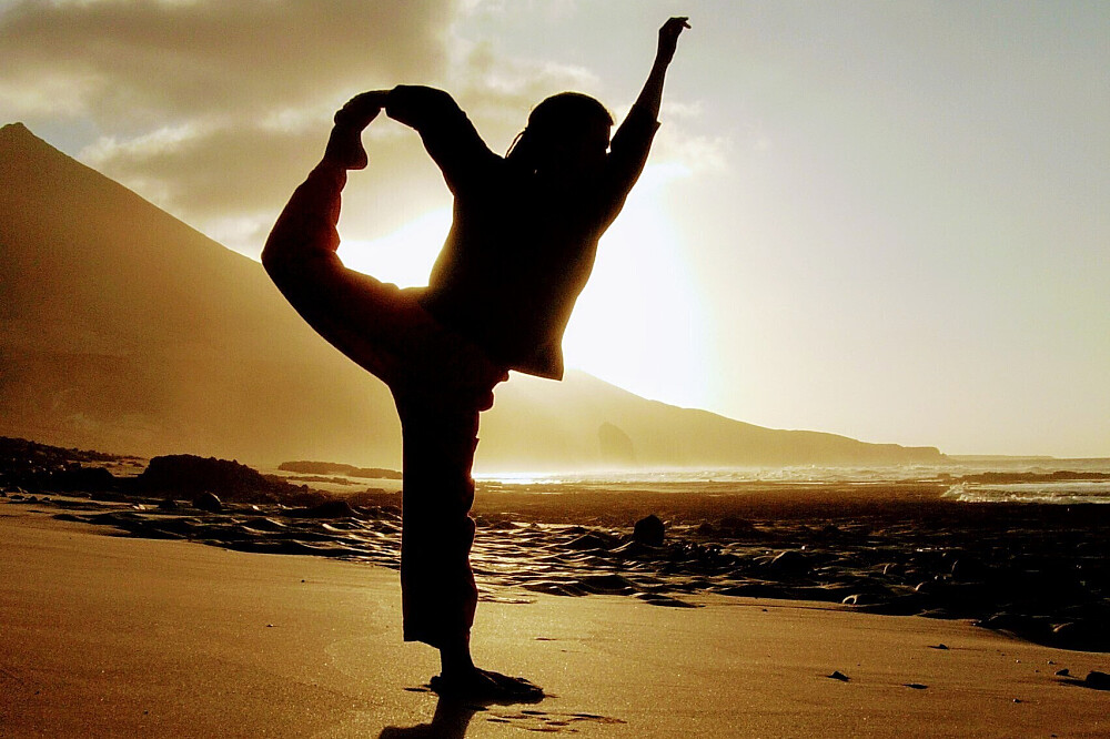 Yoga y Meditación con Vistas al Mar en Canarias: Los Mejores Retiros y ClasesYoga